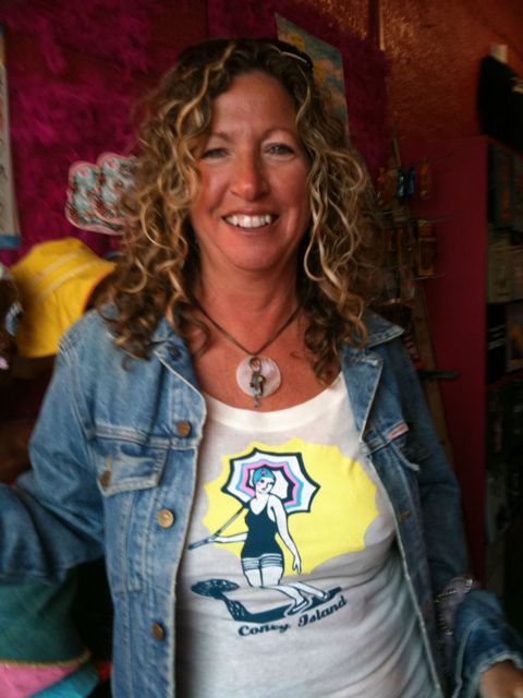 Sunshine Mindy Shines in her Vintage Bather Tee!